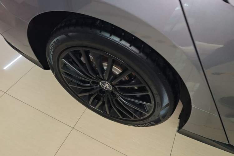 Used BYD Han 2023 DM-i Champion Edition 121KM Prestige Model Right Rear Wheel Hub