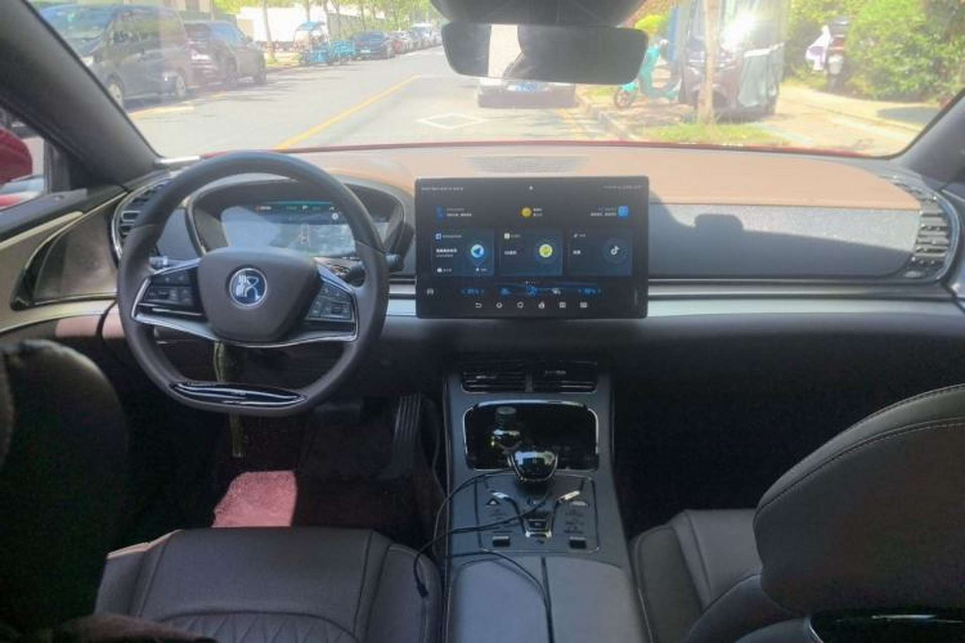 Used BYD Han 2023 EV Champion Edition 605KM Front-Drive Premium Model Center Console