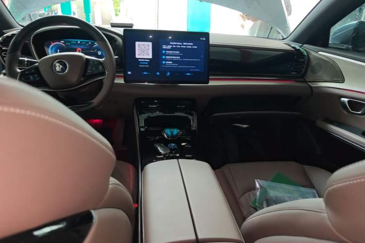 Used BYD Han 2023 EV Champion Edition 605KM Front-Drive Premium Model Audio And AC Panel