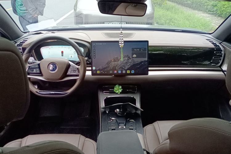 Used BYD Han 2023 DM-i Champion Edition 121KM Prestige Model Center Console