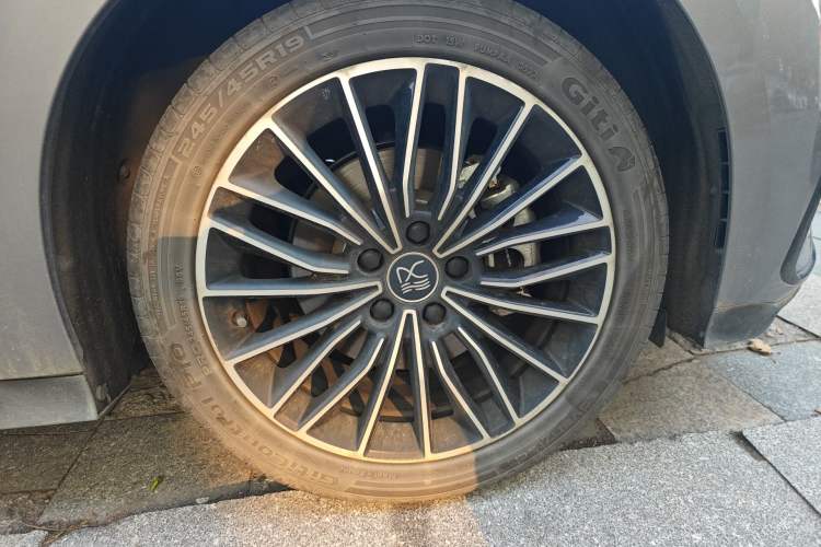 Used BYD Han 2023 EV Champion Edition 506KM Front-Wheel-Drive Premium Model Right Front Wheel Hub