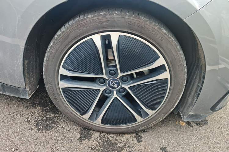 Used BYD Han 2023 EV Champion Edition 605KM Front-Drive Premium Model Right Front Wheel Hub