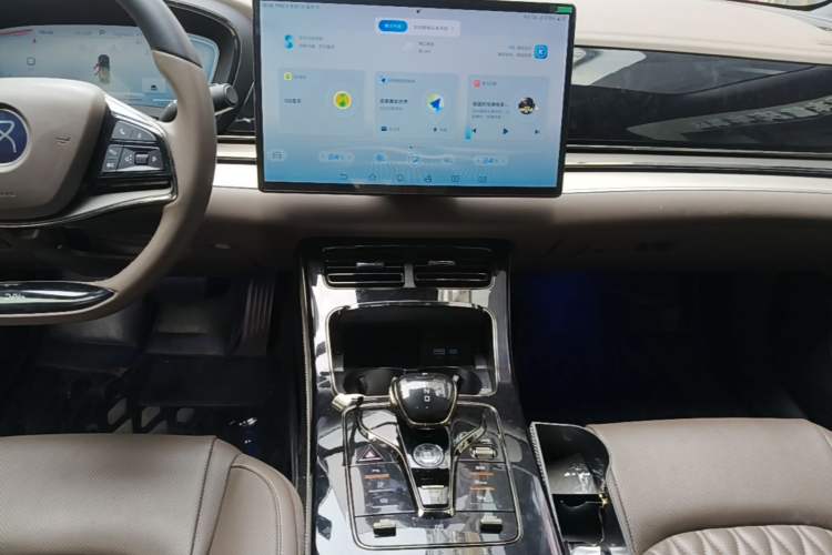 Used BYD Han 2023 EV Champion Edition 605KM Front-Drive Premium Model Audio And AC Panel