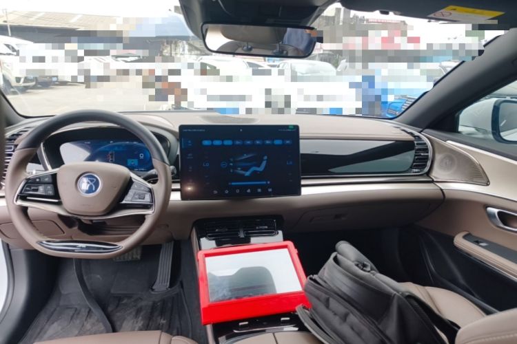 Used BYD Han 2023 EV Champion Edition 605KM Front-Drive Premium Model Center Console
