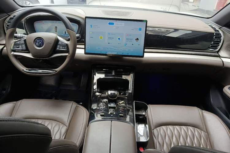 Used BYD Han 2023 EV Champion Edition 605KM Front-Drive Premium Model Center Console