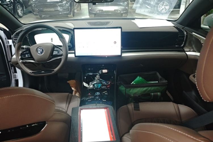 Used BYD Han 2023 EV Champion Edition 605KM Front-Drive Premium Model Center Console