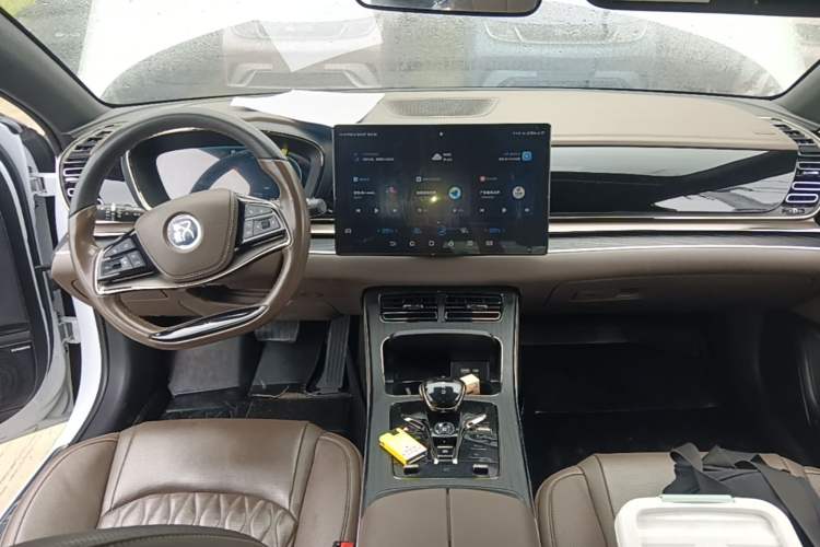 Used BYD Han 2023 DM-i Champion Edition 121KM Prestige Model Center Console