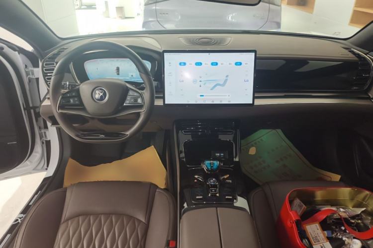 Used BYD Han 2023 EV Champion Edition 605KM Front-Drive Premium Model Center Console