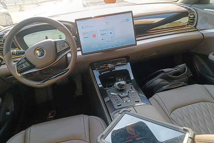 Used BYD Han 2023 DM-i Champion Edition 121KM Prestige Model Center Console