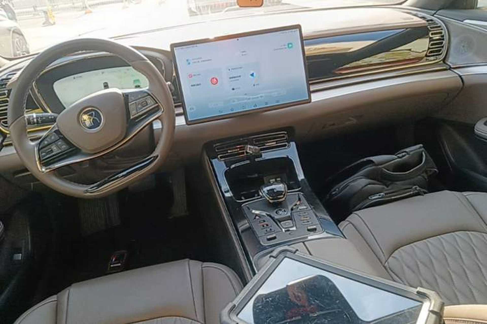Used BYD Han 2023 DM-i Champion Edition 121KM Prestige Model Center Console