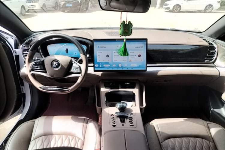 Used BYD Han 2023 EV Champion Edition 605KM Front-Drive Premium Model Center Console