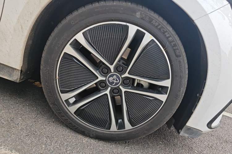 Used BYD Han 2023 EV Champion Edition 605KM Front-Drive Premium Model Right Front Wheel Hub