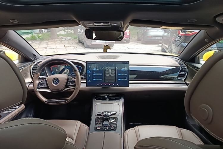 Used BYD Han 2023 EV Champion Edition 715 km Front-Drive Flagship Model Center Console