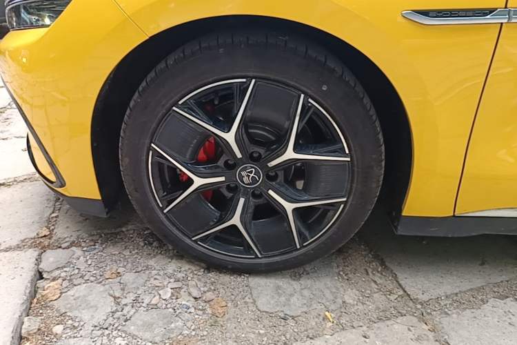 Used BYD Han 2023 EV Champion Edition 715 km Front-Drive Flagship Model Left Front Wheel Hub