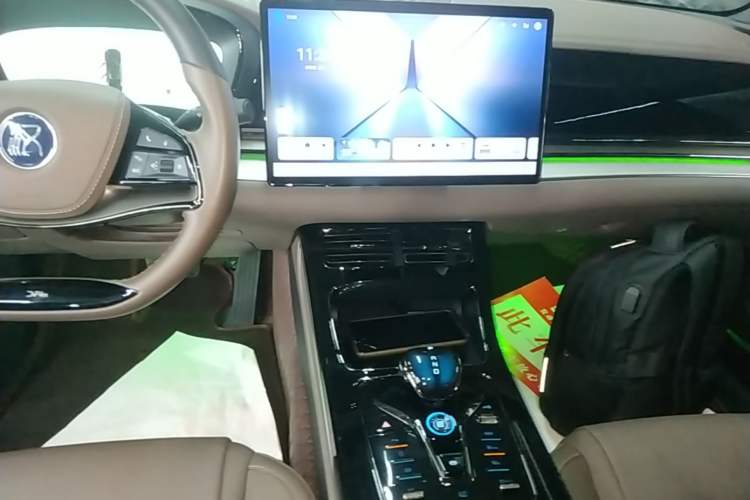 Used BYD Han 2024 DM-i Glory Edition 121KM Prestige Model Audio And AC Panel