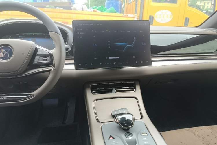 Used BYD Han 2024 DM-i Glory Edition 121KM Prestige Model Audio And AC Panel
