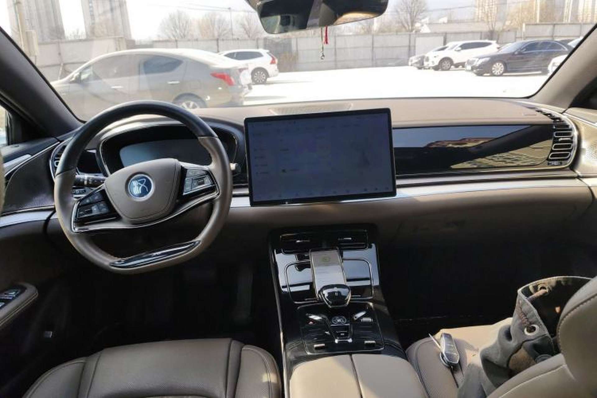 Used BYD Han 2024 EV Glory Edition 605KM Front-Wheel-Drive Premium Model Center Console