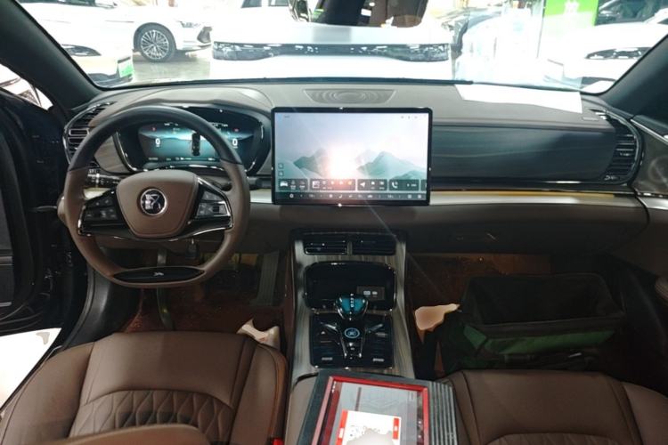 Used BYD Han 2024 EV Glory Edition 506KM Front-Wheel-Drive Premium Model Center Console