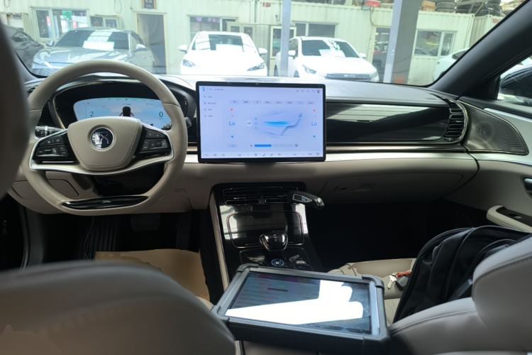 Used BYD Han 2024 DM-i Glory Edition 121KM Prestige Model Center Console