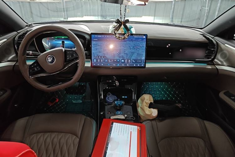 Used BYD Han 2024 EV Glory Edition 506KM Front-Wheel-Drive Premium Model Center Console