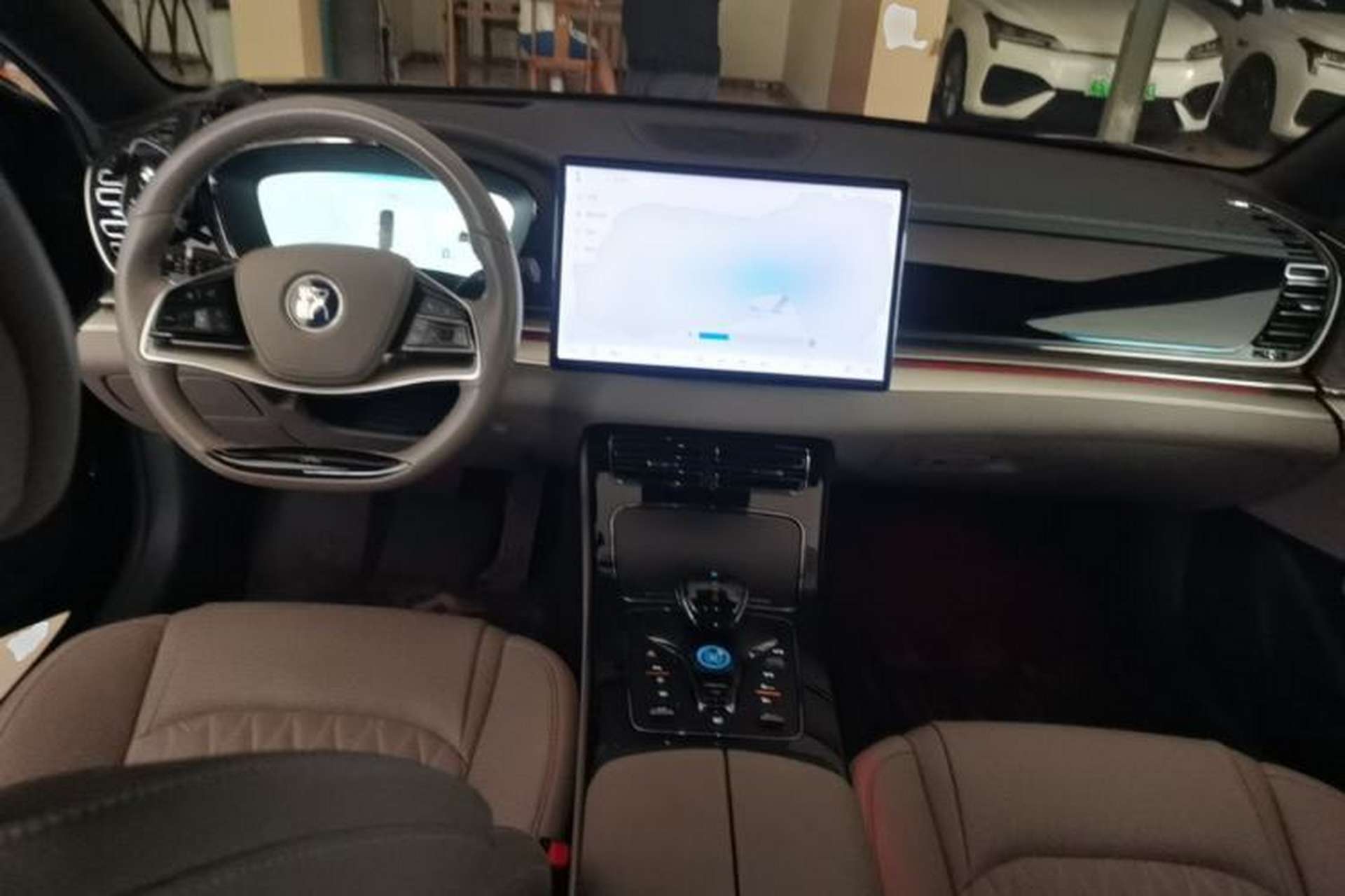 Used BYD Han 2024 EV Glory Edition 605KM Front-Wheel-Drive Premium Model Center Console