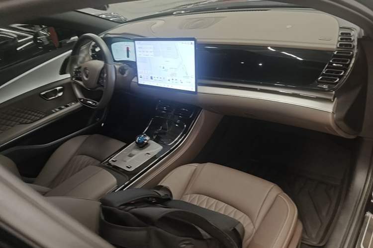 Used BYD Han 2024 DM-i Glory Edition 121KM Elite Model Center Console