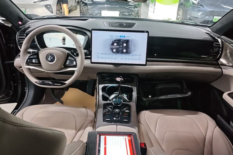 Used BYD Han 2024 EV Glory Edition 610 km All-Wheel Drive "Tian Shen Zhi Jia" Intelligent Driving Model Center Console