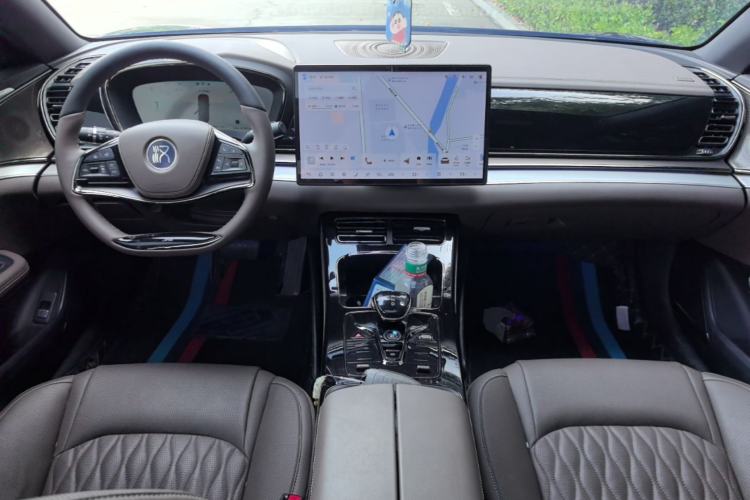 Used BYD Han 2024 EV Glory Edition 506KM Front-Wheel-Drive Premium Model Center Console
