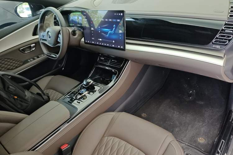 Used BYD Han 2024 DM-i Glory Edition 121KM Elite Model Center Console