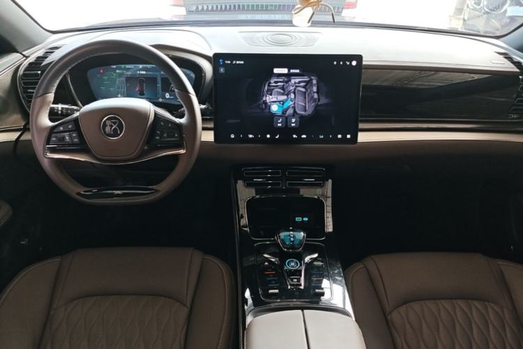 Used BYD Han 2024 DM-i Glory Edition 121KM Elite Model Center Console