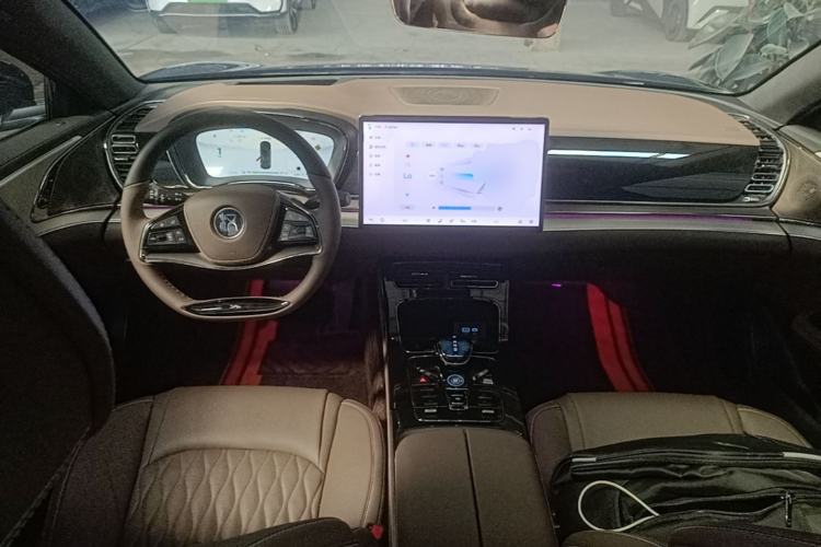 Used BYD Han 2024 EV Glory Edition 605KM Front-Wheel-Drive Premium Model Center Console