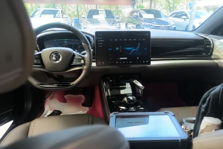 Used BYD Han 2024 EV Glory Edition 506KM Front-Wheel-Drive Premium Model Center Console