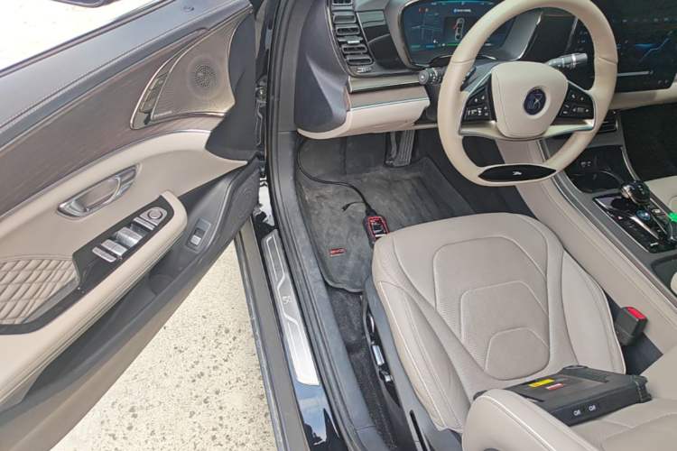 Used BYD Han 2024 EV Glory Edition 610 km All-Wheel Drive "Tian Shen Zhi Jia" Intelligent Driving Model Driver Seat