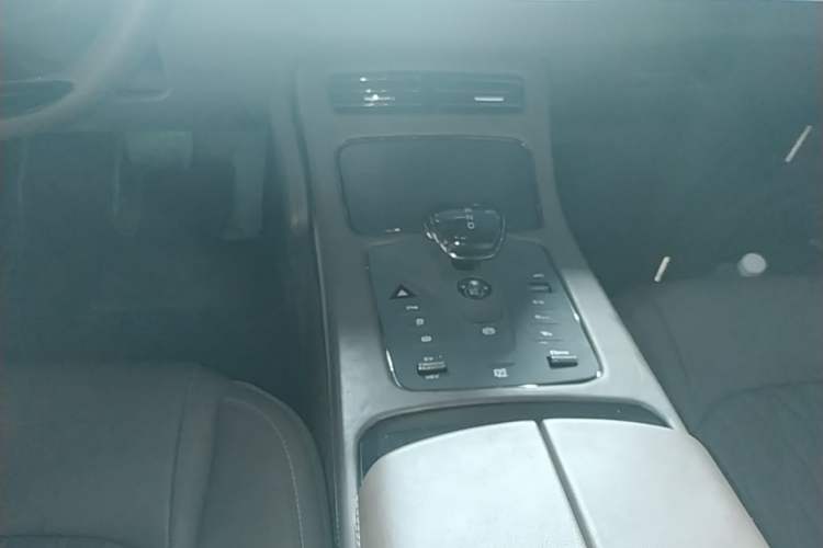Used BYD Han 2024 DM-i Glory Edition 121KM Prestige Model Gear Lever