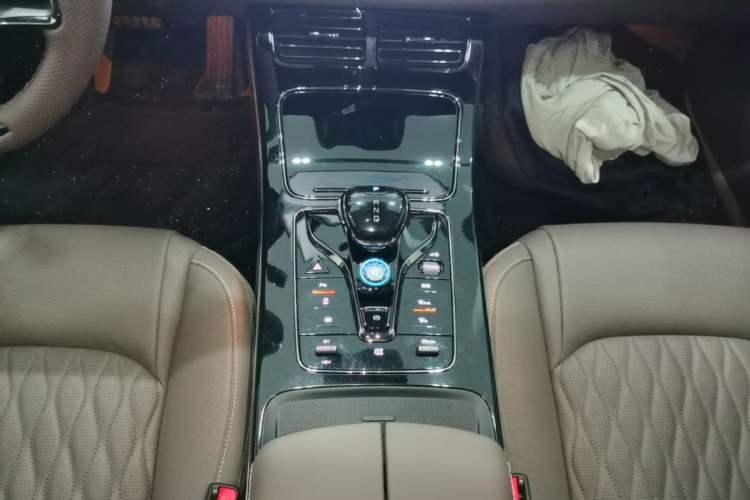 Used BYD Han 2024 DM-i Glory Edition 121KM Prestige Model Gear Lever