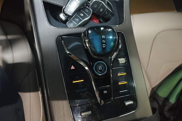 Used BYD Han 2024 EV Glory Edition 610 km All-Wheel Drive "Tian Shen Zhi Jia" Intelligent Driving Model Gear Lever