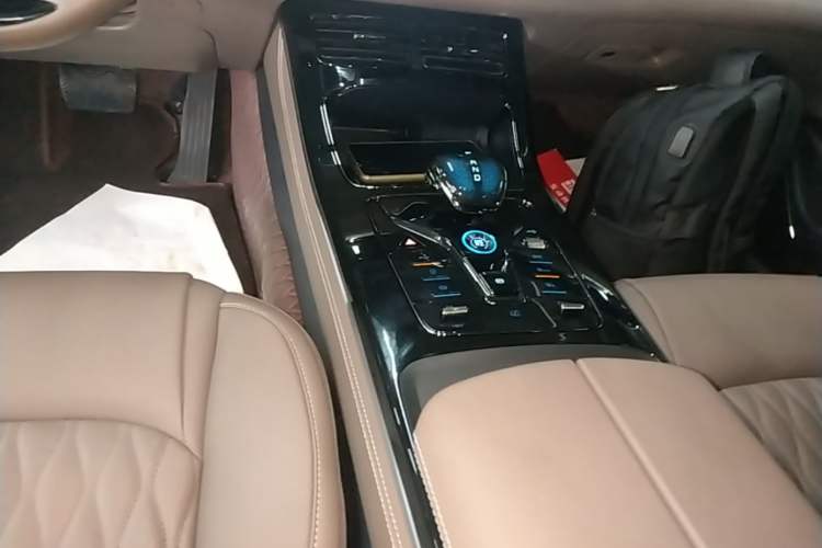 Used BYD Han 2024 DM-i Glory Edition 121KM Prestige Model Gear Lever