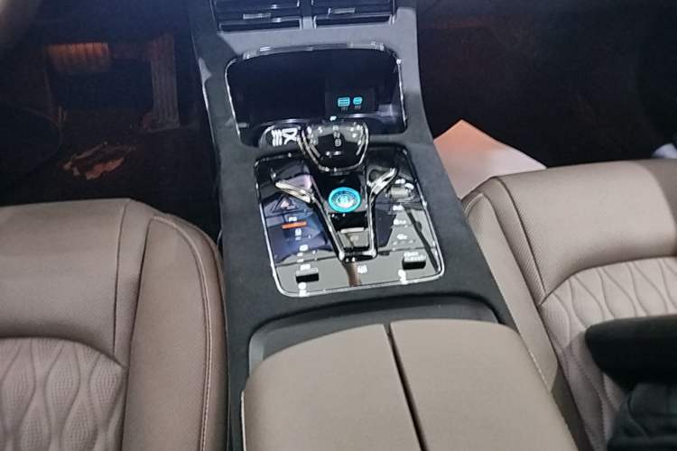 Used BYD Han 2024 EV Glory Edition 506KM Front-Wheel-Drive Premium Model Gear Lever
