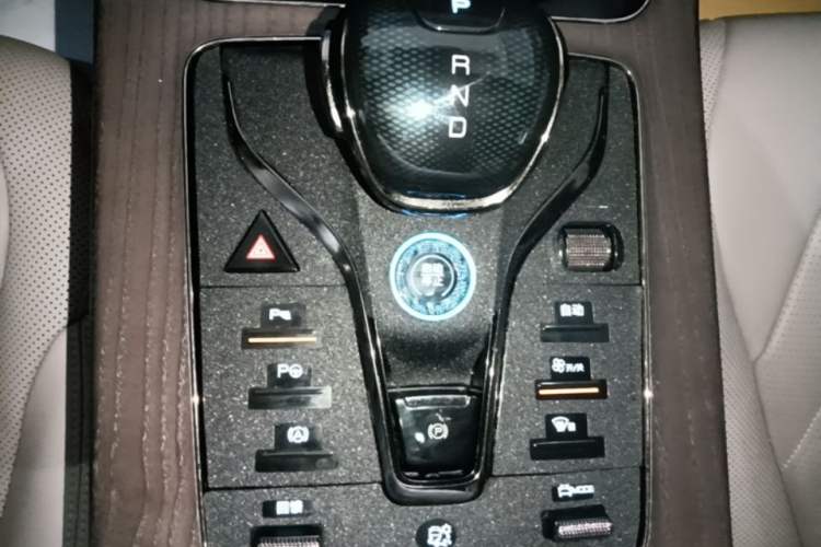 Used BYD Han 2024 EV Glory Edition 610 km All-Wheel Drive "Tian Shen Zhi Jia" Intelligent Driving Model Gear Lever