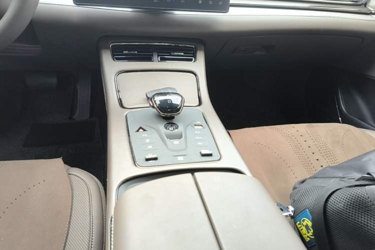 Used BYD Han 2024 DM-i Glory Edition 121KM Prestige Model Gear Lever