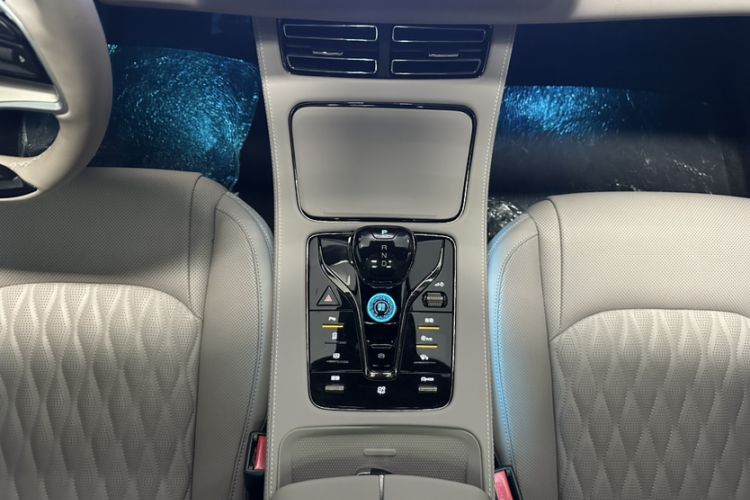 Used BYD Han 2024 EV Glory Edition 605KM Front-Wheel-Drive Premium Model Interior 8