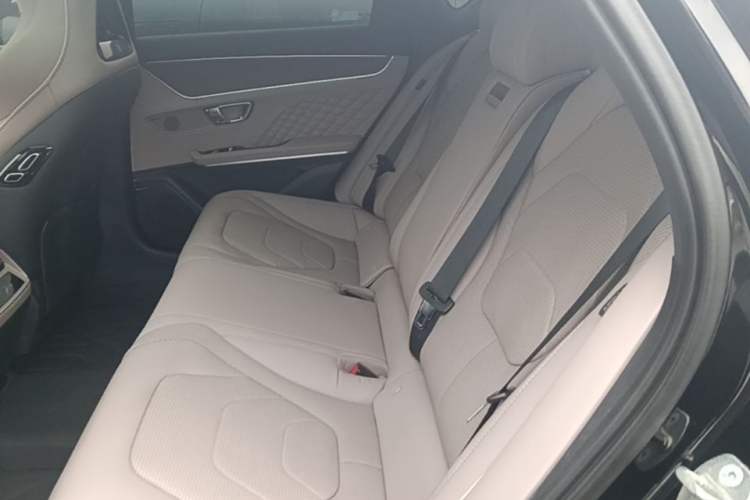 Used BYD Han 2024 EV Glory Edition 610 km All-Wheel Drive "Tian Shen Zhi Jia" Intelligent Driving Model Left Rear Seat