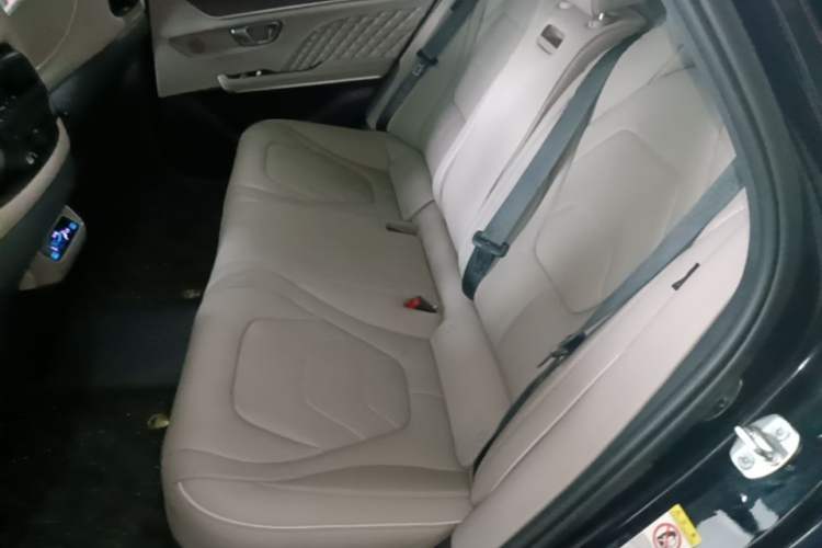 Used BYD Han 2024 EV Glory Edition 610 km All-Wheel Drive "Tian Shen Zhi Jia" Intelligent Driving Model Left Rear Seat