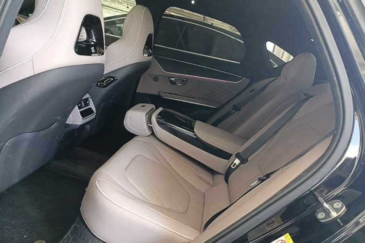 Used BYD Han 2024 EV Glory Edition 610 km All-Wheel Drive "Tian Shen Zhi Jia" Intelligent Driving Model Left Rear Seat