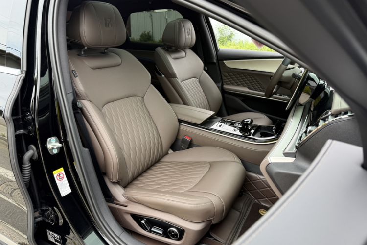Used BYD Han 2024 DM-i Glory Edition 121KM Prestige Model Right Front Seat
