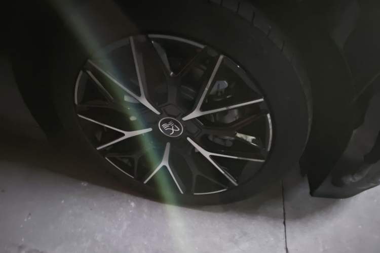 Used BYD Han 2024 DM-i Glory Edition 121KM Prestige Model Right Front Wheel Hub