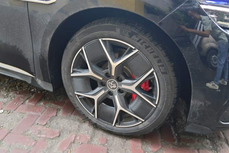 Used BYD Han 2024 EV Glory Edition 715KM Front-Wheel-Drive Flagship Model Right Front Wheel Hub
