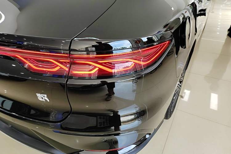 Used BYD Han 2024 EV Glory Edition 506KM Front-Wheel-Drive Premium Model Right Rear Taillight
