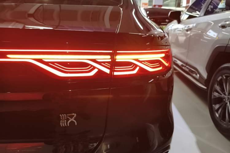 Used BYD Han 2024 EV Glory Edition 506KM Front-Wheel-Drive Premium Model Right Rear Taillight
