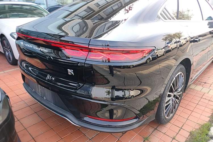 Used BYD Han 2024 EV Glory Edition 506KM Front-Wheel-Drive Premium Model Right Rear Taillight